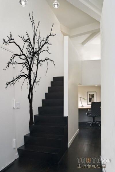 简约黑白楼梯手绘树木背景墙装修效果图