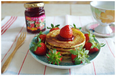 pancake沾树莓酱+草莓+蜂蜜柚子茶