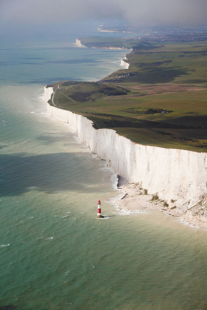 英格兰南部的海滩之顶（beachy head）白垩悬崖，令人感觉仿佛置身于天涯海角，世界的尽头