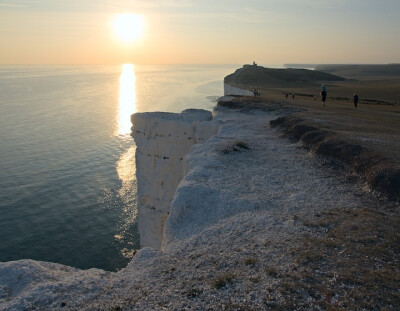 英格兰南部的海滩之顶（beachy head）白垩悬崖，令人感觉仿佛置身于天涯海角，世界的尽头