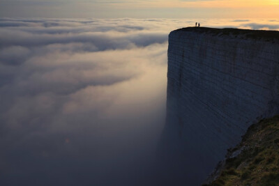 英格兰南部的海滩之顶（beachy head）白垩悬崖，令人感觉仿佛置身于天涯海角，世界的尽头