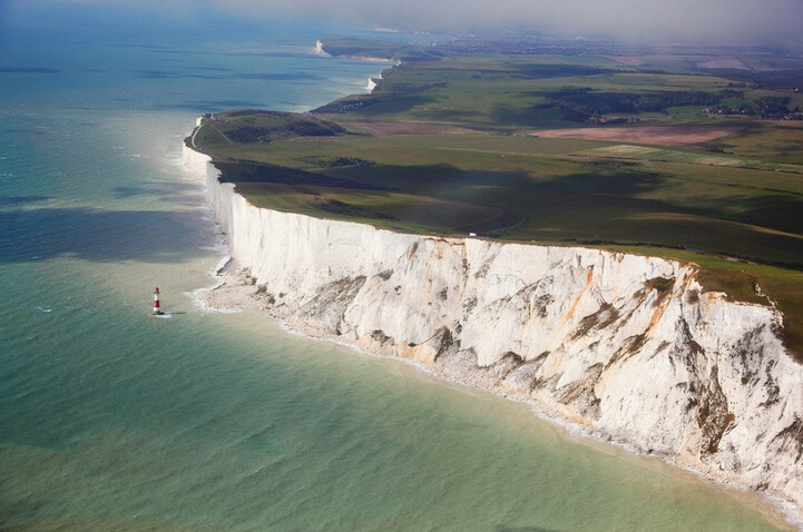 英格兰南部的海滩之顶（beachy head）白垩悬崖，令人感觉仿佛置身于天涯海角，世界的尽头