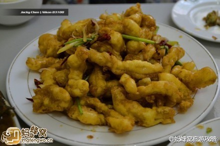 #做客山东#青岛“九龙饭店”是家正宗的鲁菜馆，红烧鲅鱼，香辣鱿鱼条，回锅肉炒比管，香辣肥肠都不错。来到这里你会发现不仅青岛人热情，而且菜量更是大的惊人，菜的味道也是出奇的好，尤其是香辣鱿鱼条，酸酸甜甜，微辣，适合大众口味【度假天堂—青岛