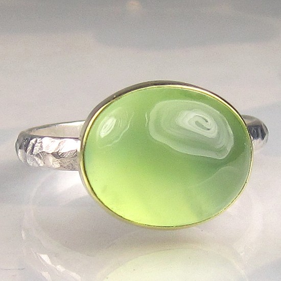  葡萄石戒指http://www.etsy.com/listing/67801743/prehnite-ring-18k-gold-and-sterling