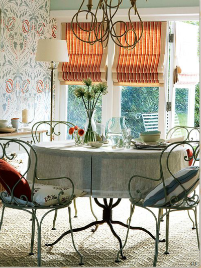 橙色和蛋青色组合，营造出法式经典花园造型。铁艺物件，陪上漆面的木质家具，令人仿佛置身于花园里的小酒馆。（图片来自万椅网：http://www.w-yi.com）