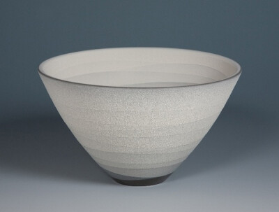 Yoshitaka Tsuruta，日本陶瓷艺术家，他的工作室在日本山梨县，这是他的单色陶瓷系列作品，所有陶瓷都是单色系，没有过多的色彩与图案，形状不一。