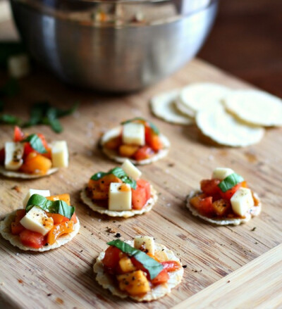 caprese crackers