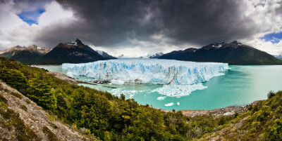 莫雷诺冰川（Moreno Glacier）位于南美洲南端，南纬52度附近，在阿根廷圣克鲁斯省境内，是地球上冰雪仍在向前推进的少数活冰川之一。