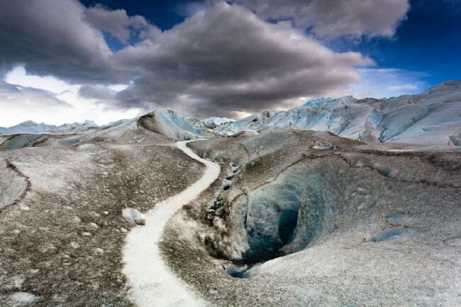 莫雷诺冰川（Moreno Glacier）位于南美洲南端，南纬52度附近，在阿根廷圣克鲁斯省境内，是地球上冰雪仍在向前推进的少数活冰川之一。