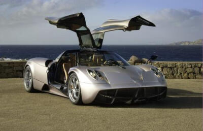 【Pagani Huayra roadster 2014年上市】 Pagani（帕加尼）的缔造者Horacio Pagani日前宣布，Pagani Huayra roadster车型即将于2014年上市。该车将延续早前在日内瓦车展亮相的原版Huayra的车身设计、传动系统和引…