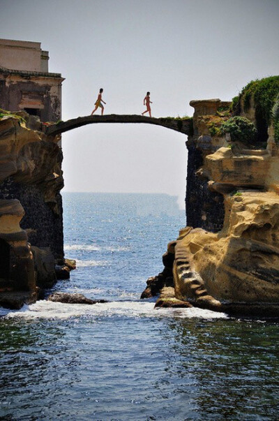 意大利那不勒斯Gaiola Bridge..