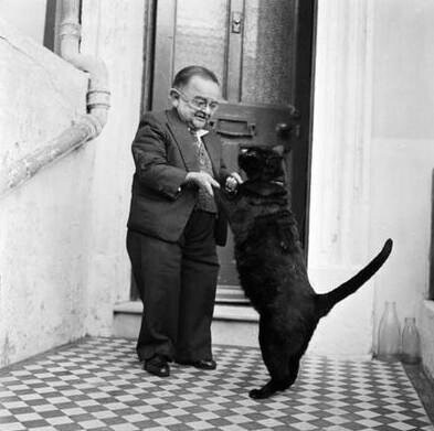 世界上最小的人与他的猫在跳舞