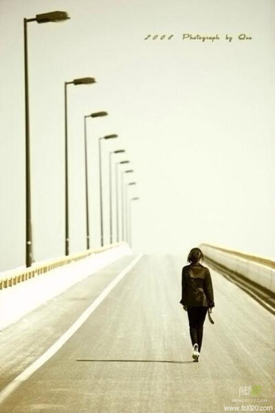 無奈向前走到下個人的懷中。