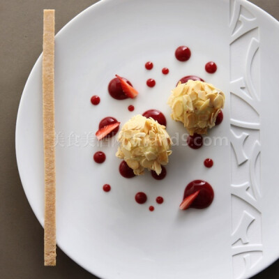 #2012年度《美食与美酒》BEST50中国最佳餐厅#S.T.A.Y. ，诠释传统的法国美食，并以充满互动及轻松有趣的用餐形式来为宾客带来完美的用餐体验。餐厅主厨Yannick善于通过对高品质、新鲜时令食材的巧妙运用，创作出精美…