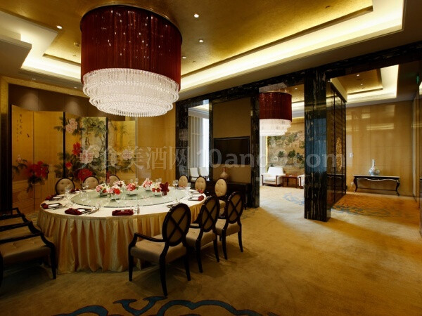 #2012年度《美食与美酒》BEST50中国最佳餐厅# 粤扬中餐厅 ， 在酒店中能尝到大师级的淮阳菜，尽管位置不在市区，可尝过那正宗的淮扬菜以后，你就会发现再远都会被吸引住。点击了解2012年度BEST50中国最佳餐厅评选活动—&gt; http://special.10and9.com/2012best50restaurants/