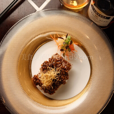 #2012年度《美食与美酒》BEST50中国最佳餐厅# 四季酒店金沙厅 ，古典式尊贵，杭州独一无二。金沙厅的厨师长王勇认为，专注、时间的积累、一直保持眼界开阔，厨艺才能达到食客的要求。中菜西做，西菜中做，还得做到…