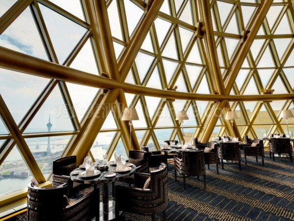 #2012年度《美食与美酒》BEST50中国最佳餐厅# Robuchon au Dome ， 法国名厨教父Joel Robuchon在澳门开的餐厅，从设计、环境以及料理，都会成为一个人们必去的餐厅。点击了解2012年度BEST50中国最佳餐厅评选活动—&gt;http://special.10and9.com/2012best50restaurants/