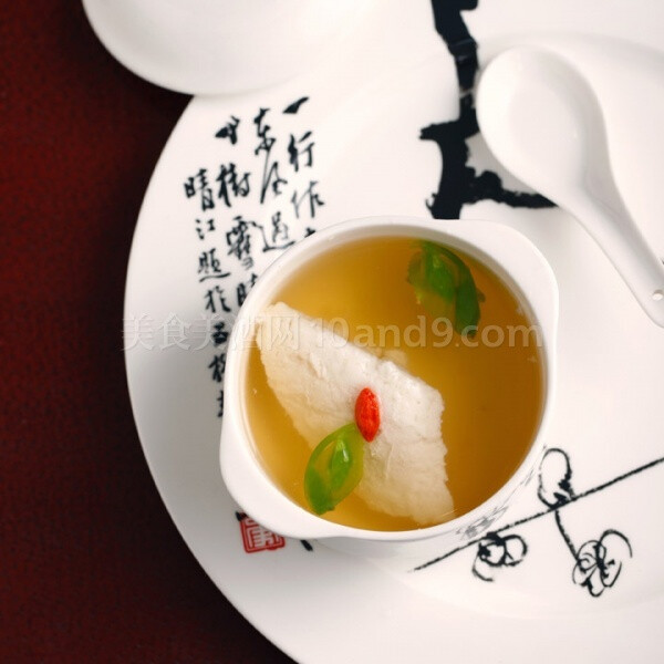 #2012年度《美食与美酒》BEST50中国最佳餐厅# 四季御庭，汇天南海北食材于一桌，煎炒烹炸做到字字精准。鸡豆花是四川传统名菜，现点现做，看似普通，入口却滑嫩甘鲜，鸡清汤色淡而味浓，喝上一碗顿觉身暖而轻。 点击了解2012年度BEST50中国最佳餐厅评选活动—&gt;http://special.10and9.com/2012best50restaurants/