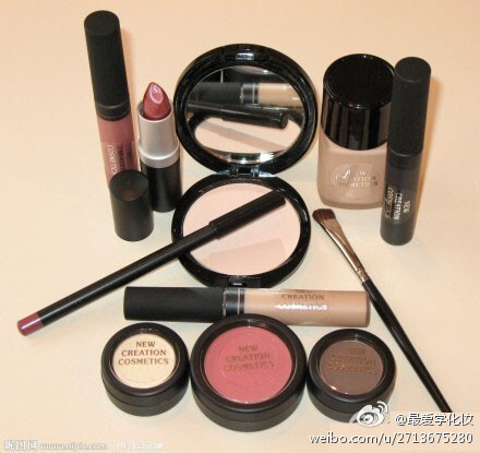 【女孩必知的有关化妆品的常用英文】Mascara（睫毛膏）；Foundation（粉底）；Blusher（腮红）；Sunsreen（防晒霜）；Concealer（遮瑕膏）；Face Powder（散粉）；Eye Shadow（眼影）；Eyeliner（眼线）；Lipstick &amp; Lip Gloss（唇膏唇彩）；Nail Polish（指甲油