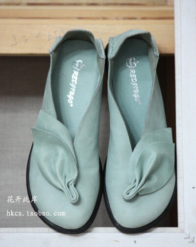 浅浅的蓝绿色，鞋头的装饰，如两片叶子，很清新。 头层牛皮，经过檫色处理，保留一种怀旧自然的风格。