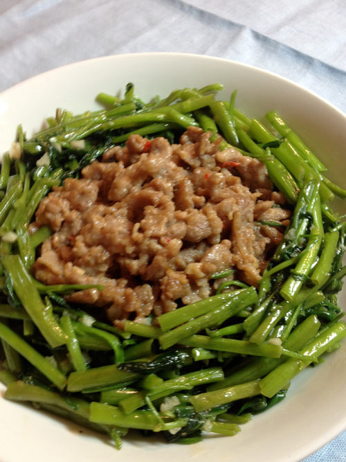 沙茶羊肉空心菜【 傳統(tǒng)的羊肉食譜 】新鮮嚐羊肉 , 空心菜的組合有很多種類的調(diào)理方式 , 有時候須要多挪一點(diǎn)時間來調(diào)理羊肉 . 每一種調(diào)理方式 , 吃出來的味覺與口感就不一樣了 。親朋好友聚會之時 , 只要稍微用一點(diǎn)心思也能夠使平常的家常菜搖身一變 , 即使自己不是羊肉族 ,當(dāng)自己的親朋好友是羊肉族也能夠做出一道色, 香, …圖片來自www.ekm2.com