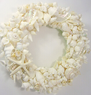 贝壳。镜子 http://shop.beachgrasscottage.com/Seashell-Wreath-Beach-Decor-White-Shell-Wreath-w-Starfish-45.htm