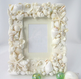 贝壳。相框 http://shop.beachgrasscottage.com/Beach-Decor-Shell-Frame-Nautical-Decor-White-Fully-Covered-09.htm