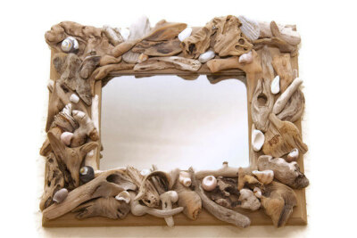 贝壳。漂流木。镜子 http://www.etsy.com/listing/105379540/driftwood-mirror-with-seashells