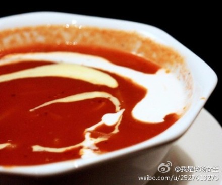 【意大利风味蔬菜汤】1.将蕃茄马铃薯高丽菜红萝卜西洋芹切丁，大蒜切末，培根切段。2.锅预热放橄榄油，爆香大蒜末及洋葱丁，放1小匙意大利综合香料略炒，再倒高汤、蔬菜丁、豌豆仁及培根段。3.大火煮沸，浮沫捞除，小火续煮约20分钟，盛入汤盘放上九层塔装饰.