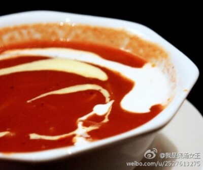 【意大利风味蔬菜汤】1.将蕃茄马铃薯高丽菜红萝卜西洋芹切丁，大蒜切末，培根切段。2.锅预热放橄榄油，爆香大蒜末及洋葱丁，放1小匙意大利综合香料略炒，再倒高汤、蔬菜丁、豌豆仁及培根段。3.大火煮沸，浮沫捞除，…