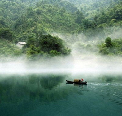 一湾碧水一蓬船，一层白雾层层峦。一幢小居山下坐，一篙撑醒天外仙。