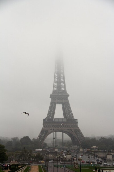 巴黎铁塔。