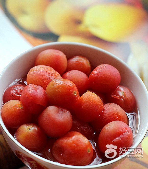 食材——主料：220g小番茄——配料：适量冰糖适量盐适量白砂糖适量白醋适量水 步骤——1、将小番茄的根蒂去掉，然后用清水冲洗干净3、用刀在小番茄表面划一道口子（煮后易去皮）4、煮一锅开水，将小番茄放进去煮5、煮至小番茄切口的皮外翻，就用漏勺捞出（锅中的水不要倒掉，还要用）6、待小番茄降一些温度后，用手小心地剥掉小番茄皮7、把剥完皮的小番茄，倒入刚才的水中接着煮，刚剥出的皮扔掉8、倒入适量的冰糖，冰糖溶化9、用漏勺将煮好的小番茄捞出，置入洗干净的碗中10、加一小勺白砂糖、一点点盐和几滴白醋提味11、再浇上一些刚煮番茄的水12、放凉后，封上保鲜膜放入冰箱即可