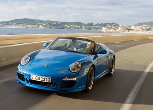 【试驾2011年保时捷911 Speedster】 保时捷终于在时隔16年之后在巴黎车展上发布了新款的911 Speedster，911 Speedster是一款双座软顶敞篷车，车型同普通版的 911差别不大。由于没有传统敞篷车那种严丝合缝的顶棚，因此这也被称之为纯粹的敞篷车。而通过普通的911不同， Speedster采用了低矮的座椅设计，座椅高度只有60mm，而前挡风玻璃倾斜角度更大，营造出一种独特的气质来。……