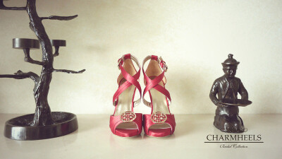 国内首个自主创立鞋履品牌CHARMHEELS，寓意为 “ 魅力迷人（charm）的高跟鞋（heels）”。专注于为结婚新人们研发与制作首个婚纱鞋履系列 &lt; THE ONE &gt;。