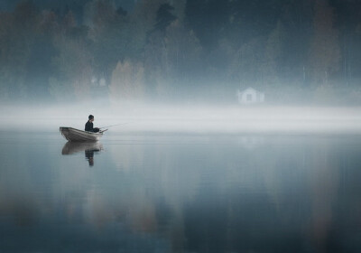 Mikko Lagerstedt芬兰摄影师。2008年12月开始接触摄影，并自学成才。Mikko善于拍摄自然风景，尤其钟爱夜晚。