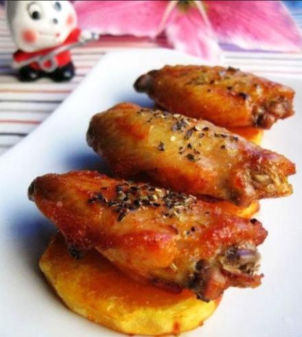 【烤土豆翅中】1）土豆去皮洗净，切厚片，撒适量烤翅料拌匀入味。2）翅中洗净，用烤翅料加白糖拌匀。3）锡纸准备好，把四周的边向上折1-2厘米。4）把土豆片摆好，上面再放上翅中。5）烤箱预热200度，烤30分钟。6）烤至表面金黄时取出。7）撒迷迭香，罗勒叶和黑胡椒碎再烤2，3分钟。