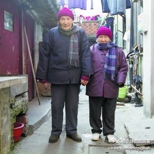 【百岁老夫妻穿“情侣装”照片走红网络】一对上海百岁老夫妻的照片走红微博，两人绒线帽、围巾搭配出的唐装版“情侣装”又潮又有爱。男主人公名叫张木成，104岁，女主角是大他一岁的妻子徐东英。同一屋檐下相处了83…