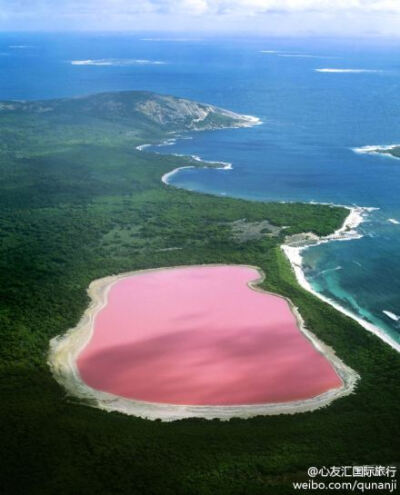 澳洲西南岸的岛屿Middle Island上有一个粉彩瑶池（Lake Hillier），这个湖泊里的湖水都是粉红色的，科学家推论它的形成原因是因为湖中的矿物质沉淀。湖泊周围更有葱郁丛林和碧蓝海水环绕，绝佳的“配色”令这块海岸…