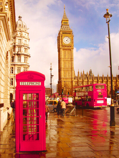 伦敦，英国。据说这种英国标志的红电话亭要被全部撤掉了，好可惜，还没见过实物它就不再了。你让大英国的巫师以后肿么去魔法部大厅！！