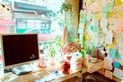 工作台就应该面朝阳光，不要太整齐~~