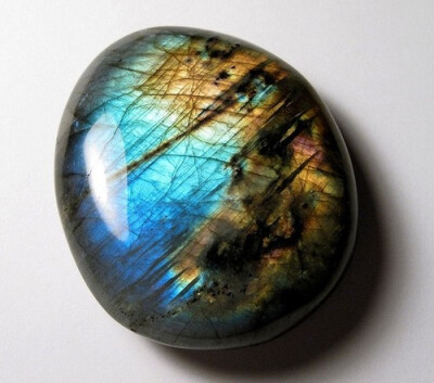 Labradorite is good for strengthening intuition, to bring clarity during meditation, and promotes increased imagination and enthusiasm.