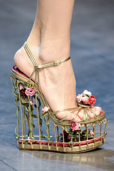 最最最喜欢！！！ Dolce & Gabbana A statement shoe like this makes all the impact needed in an outfit. Photo By Go Runway