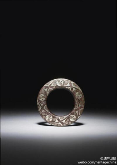 东周铜车饰，直径8.6 cm。2013年欧洲艺术与古董博览会（TEFAF） Ben Janssens Oriental Art 公司展品。#海外流失中国文物#