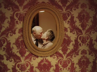 “相爱的秘密是什么？可秘密就是秘密，我才不会透露它。”美国女摄影师Lauren Fleishman在她的作品集《Love Ever After》（永不消逝的爱）中拍摄了多对纽约夫妇，他们都已经结婚超过50年。官方网站：http://www.laur…