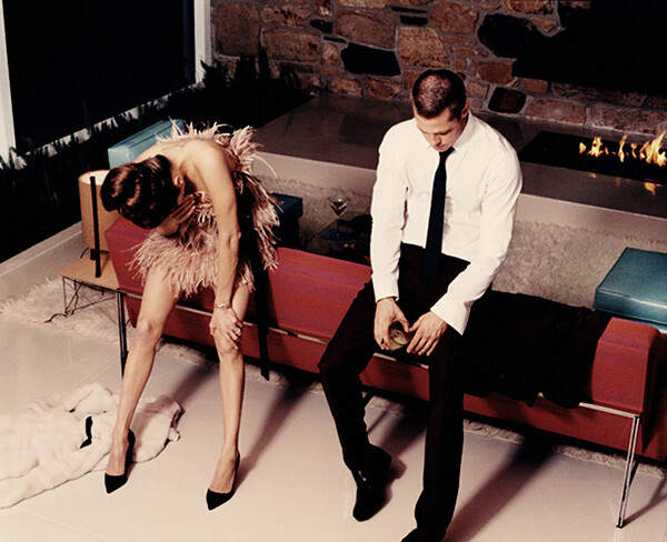 Steven Klein，美国摄影师，出生于1961年，现居纽约。他的摄影工作室现在是Calvin Klein，D&G，Nike等品牌的长期合作伙伴，同时该工作室也为大量杂志如《VOGUE》《W》《i-D》等供图，官方网站：http://kleinstudio.us/这组作品拍摄于2005年，名为《Domestic Bliss》（幸福家庭），为《W》杂志所拍摄，拍摄对象是全球著名的明星夫妇——布拉德皮特和朱莉，他们在镜头前演绎家庭生活、探讨爱情和婚姻。
