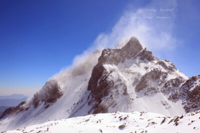 一阵阵风略过雪山之巅，吹起依附在山体上的白雪