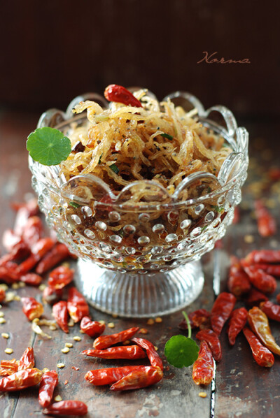 所需食材：银鱼干 200克 蒜 3瓣 姜 少许 葱 适量 干辣椒 适量 料酒 1小勺 盐 1茶匙 鸡精 少许 制作方法：1、银鱼干冲洗干净；2、放适量清水浸泡5分钟，不要泡的很软透；3、将姜、蒜切成末，葱切…