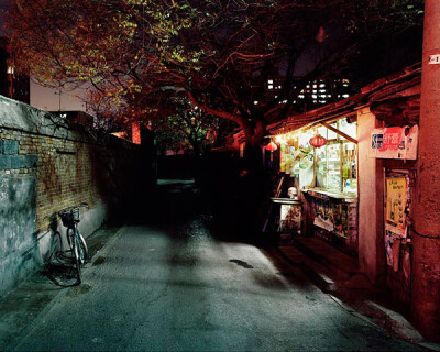 Ambroise Tézenas，法国摄影师，1972年出生于巴黎，2001-2005年他居住在北京，见证了北京举办奥运前的点滴变化，该系列作品获得徕卡欧洲出版人摄影奖（Leica European Publishers Award），官方网站：http://www.amb…