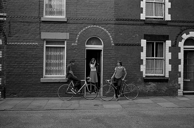 Paul Trevor，英国摄影师，官方网站：http://www.paultrevor.com 1974年，居住在伦敦的Paul与其他三位记者前往利物浦，为一本名为《英国的内陆城市》（出版于1982年）的书拍摄图片，这次旅行过程中他拍摄的利物浦街…